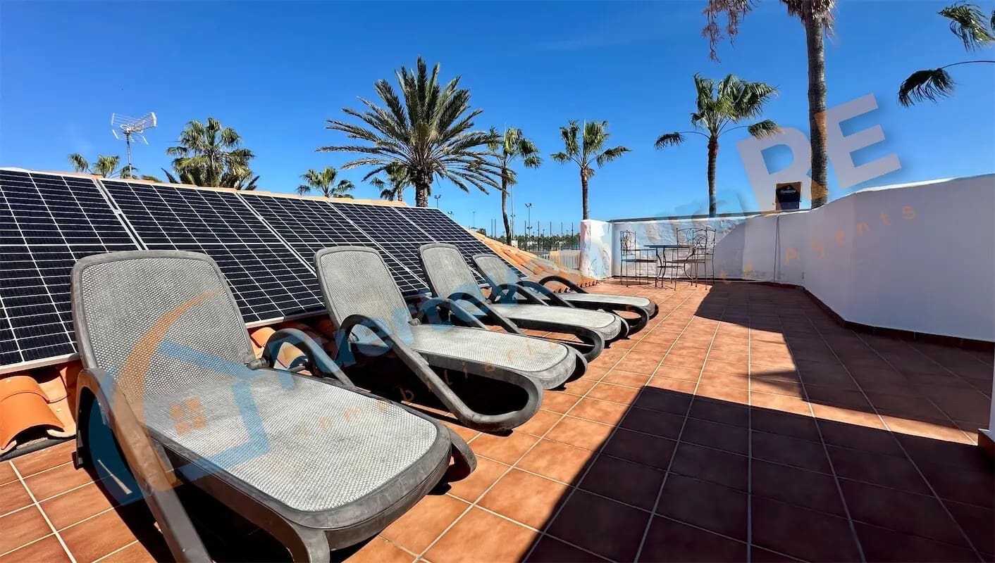 4 soveværelse Villa til salg i Caleta de Fuste med swimmingpool - € 650.000 (Ref: 8844887)