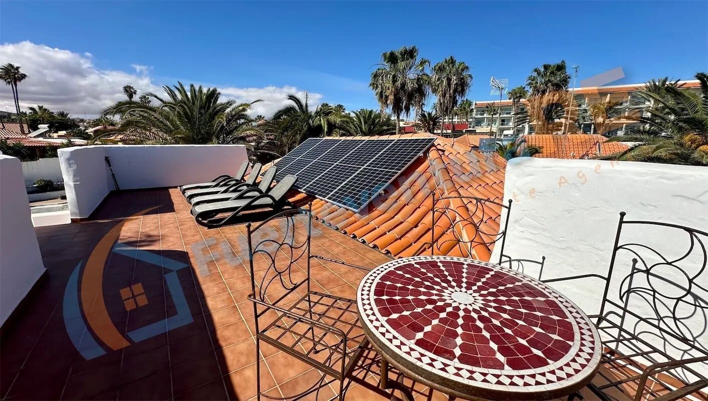 4 soveværelse Villa til salg i Caleta de Fuste med swimmingpool - € 650.000 (Ref: 8844887)