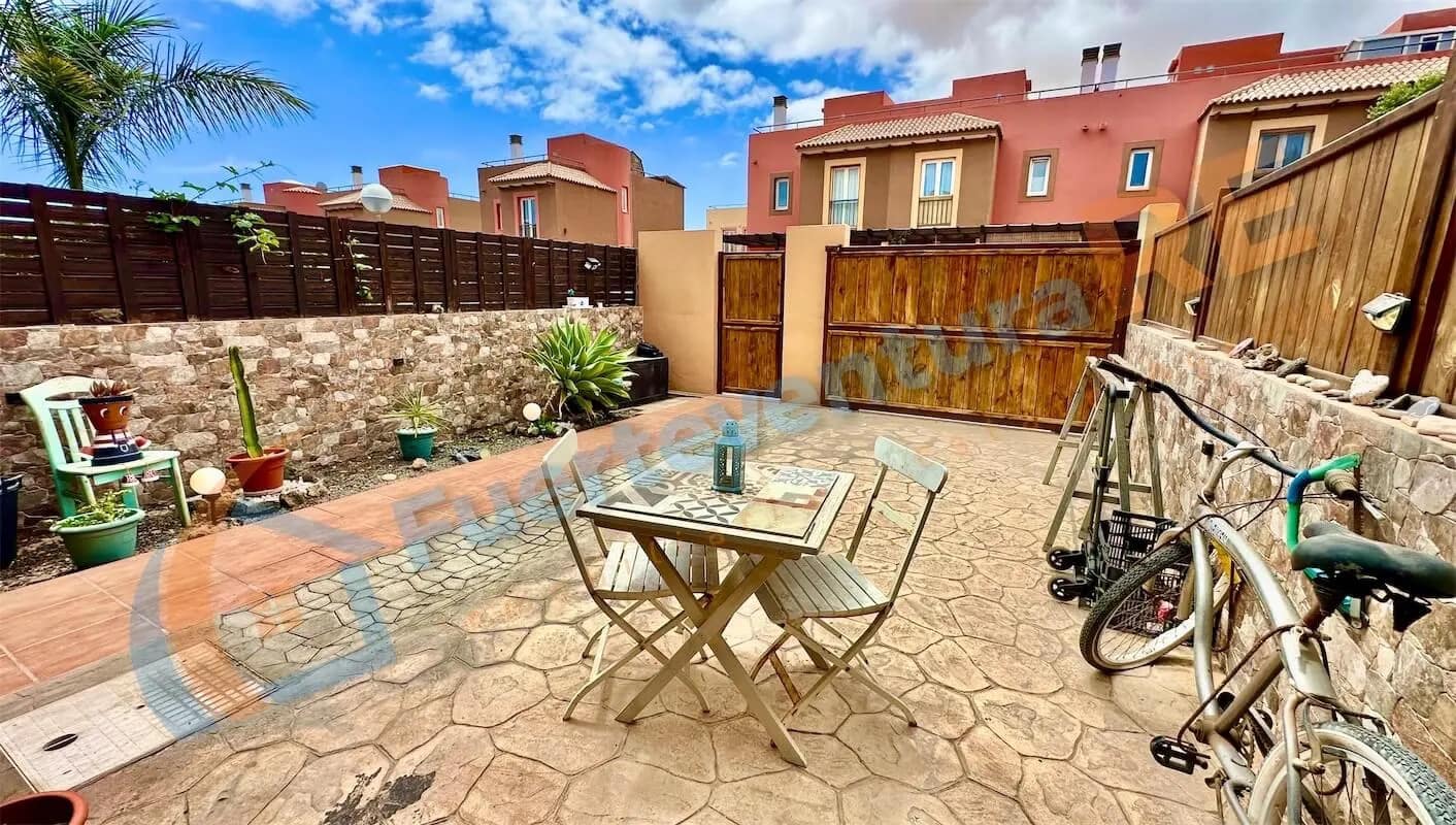 3 soveværelse Byhus til salg i Corralejo med swimmingpool garage - € 320.000 (Ref: 9000141)
