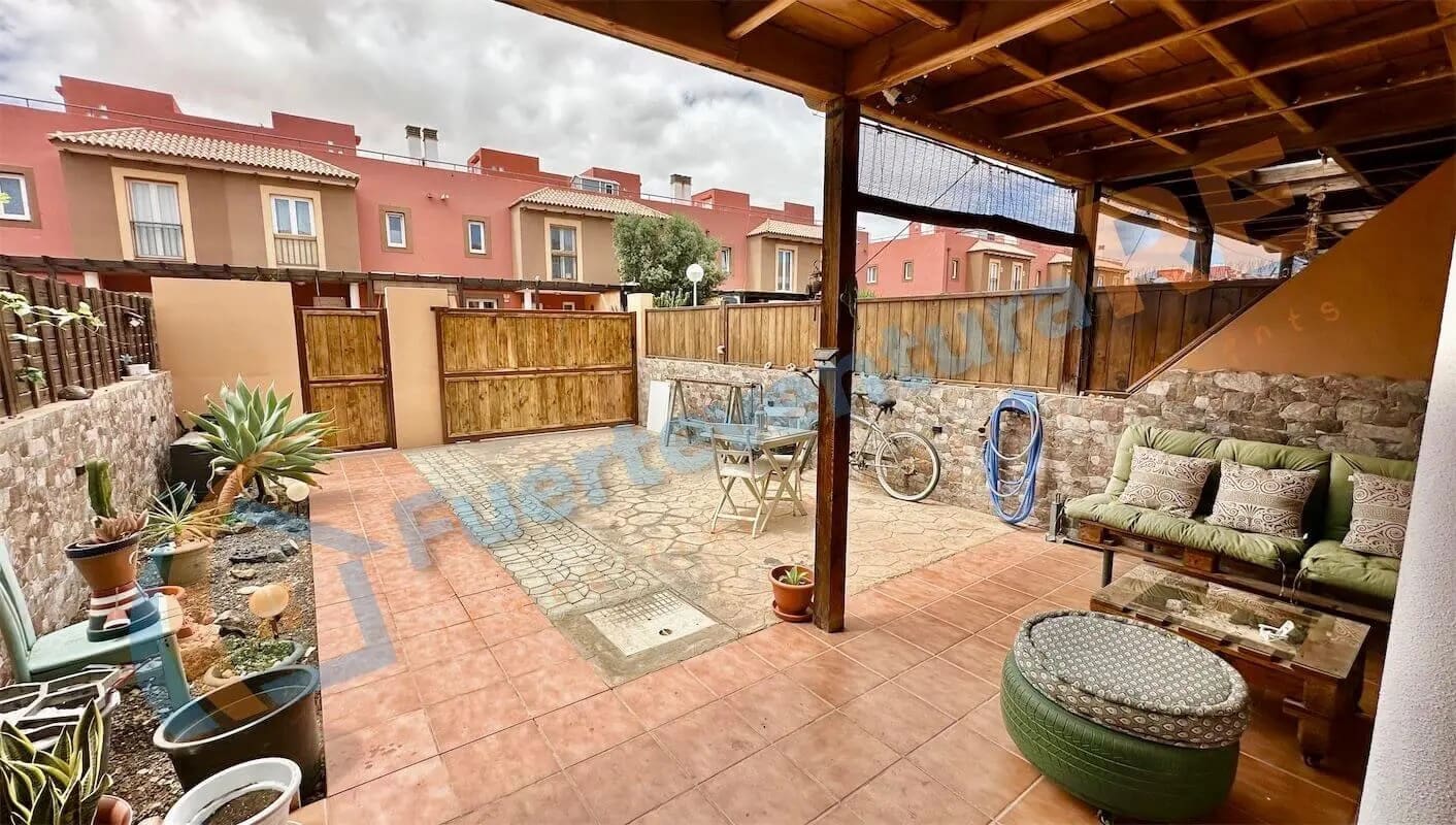 3 soveværelse Byhus til salg i Corralejo med swimmingpool garage - € 320.000 (Ref: 9000141)