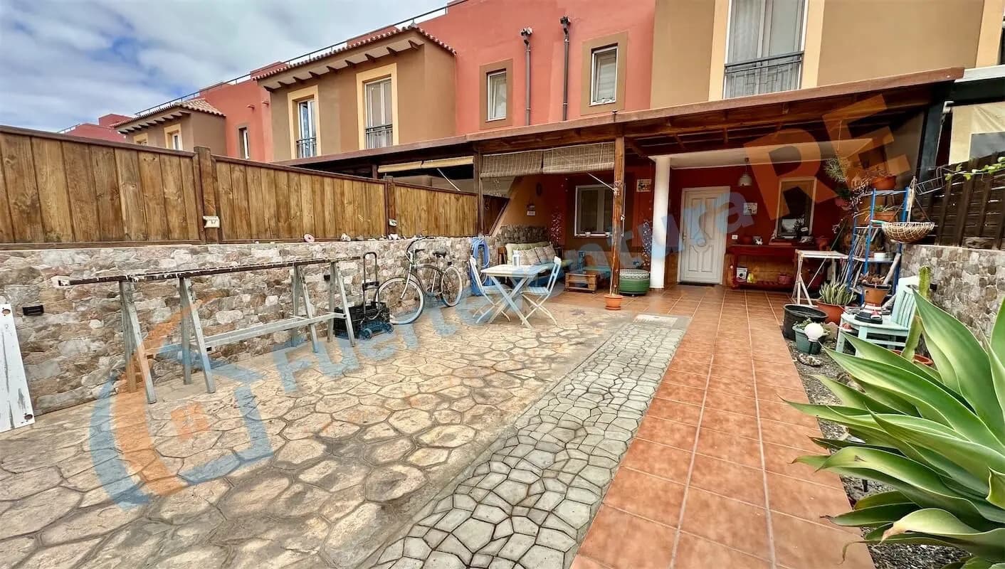 3 soveværelse Byhus til salg i Corralejo med swimmingpool garage - € 320.000 (Ref: 9000141)