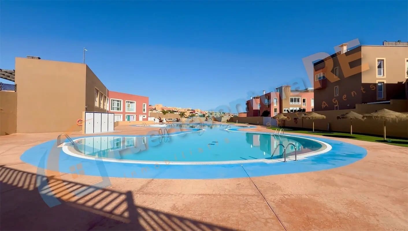 3 soveværelse Byhus til salg i Corralejo med swimmingpool garage - € 320.000 (Ref: 9000141)