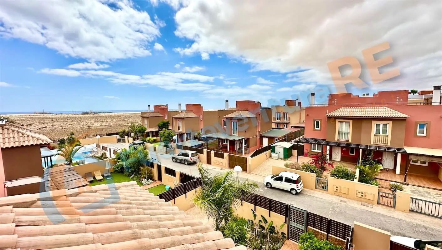 3 soveværelse Byhus til salg i Corralejo med swimmingpool garage - € 320.000 (Ref: 9000141)