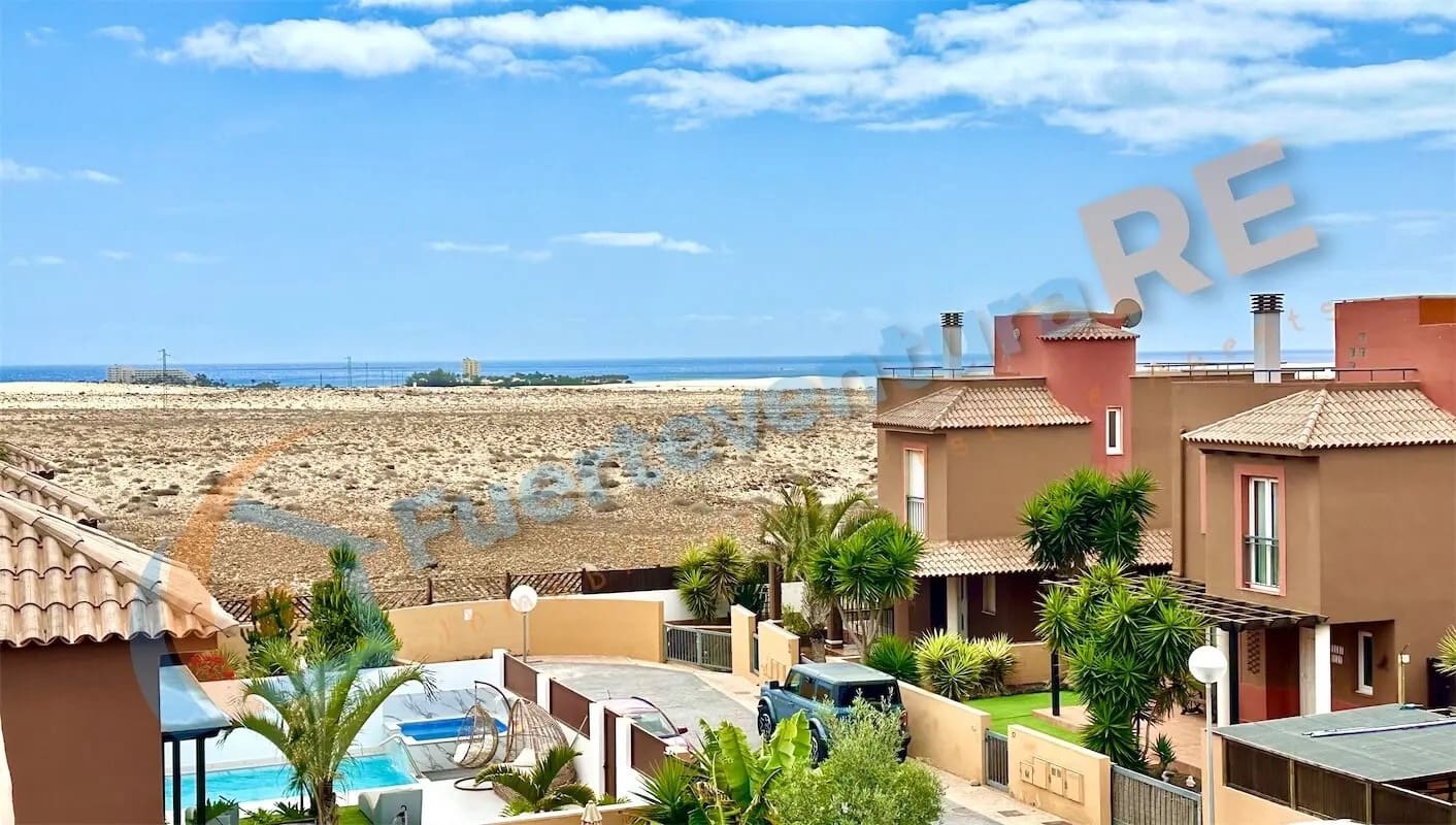 3 soveværelse Byhus til salg i Corralejo med swimmingpool garage - € 320.000 (Ref: 9000141)