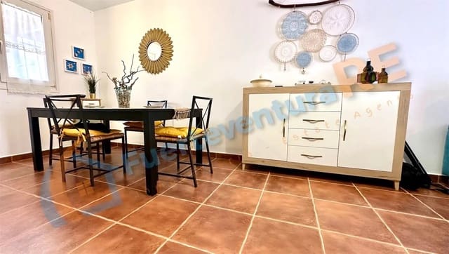 3 soverom Hus til salgs i Corralejo, La Oliva med svømmebasseng garasje - € 320 000 (Ref: 9000141)