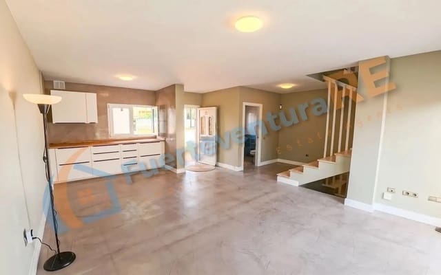 3 soverom Hus til salgs i Corralejo, La Oliva med svømmebasseng - € 480 000 (Ref: 9064733)