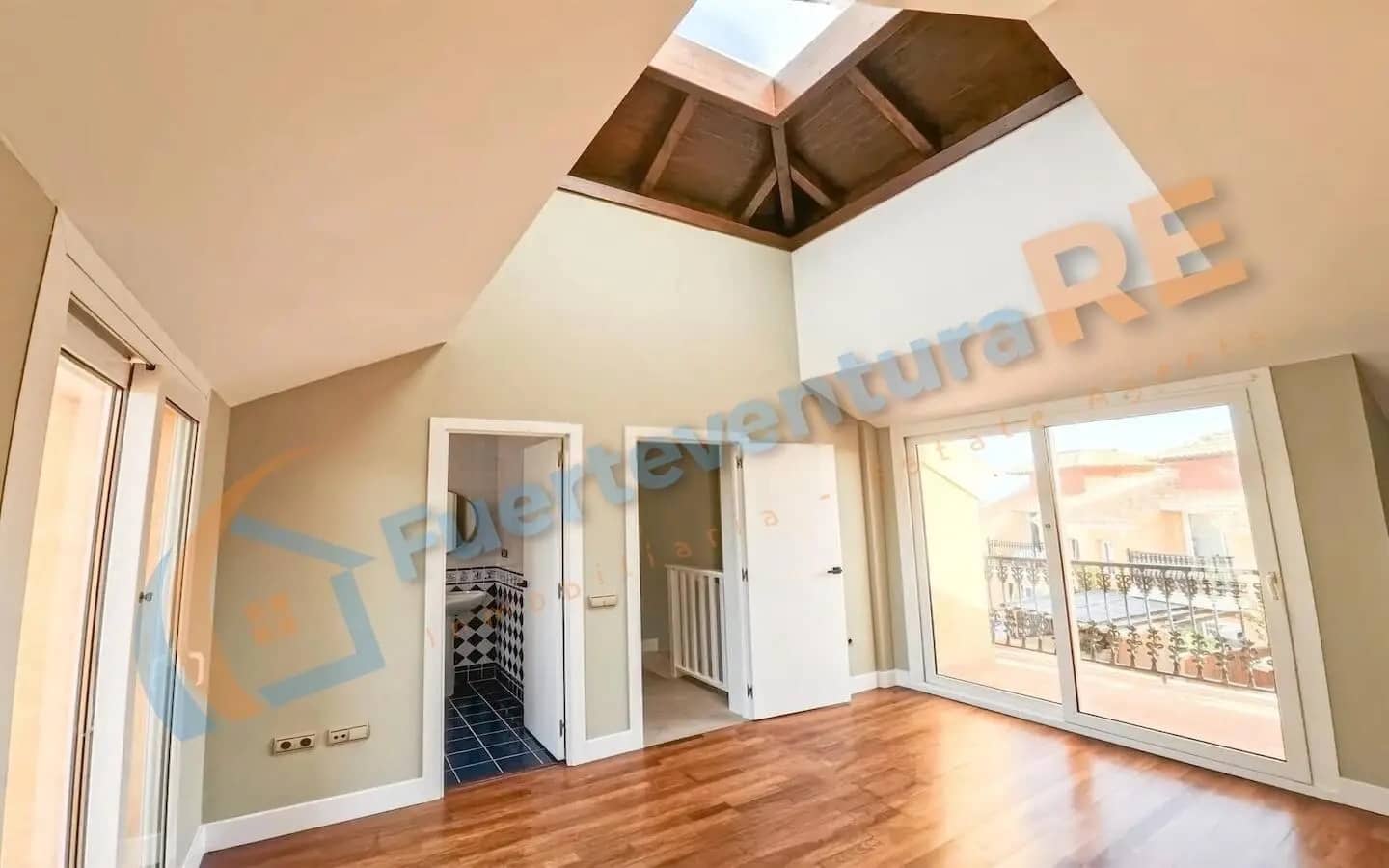 3 soverom Hus til salgs i Corralejo med svømmebasseng - € 480 000 (Ref: 9064733)