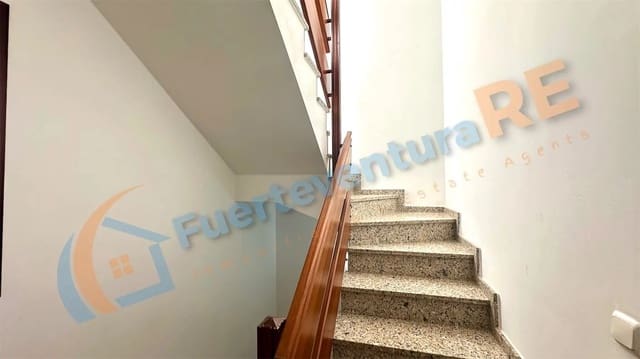 2 soveværelse Byhus til salg i Corralejo, La Oliva med swimmingpool garage - € 308.000 (Ref: 9181968)