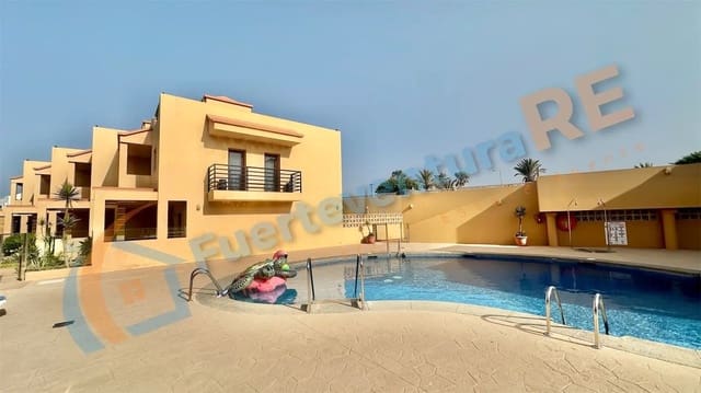 2 soveværelse Byhus til salg i Corralejo, La Oliva med swimmingpool garage - € 308.000 (Ref: 9181968)