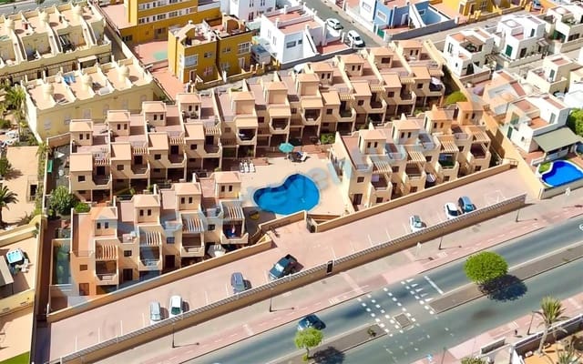 2 soveværelse Byhus til salg i Corralejo, La Oliva med swimmingpool garage - € 308.000 (Ref: 9181968)