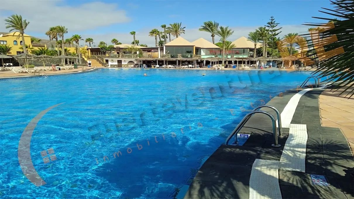 1 sovrum Lägenhet till salu i Corralejo med pool - 178 000 € (Ref: 9200251)