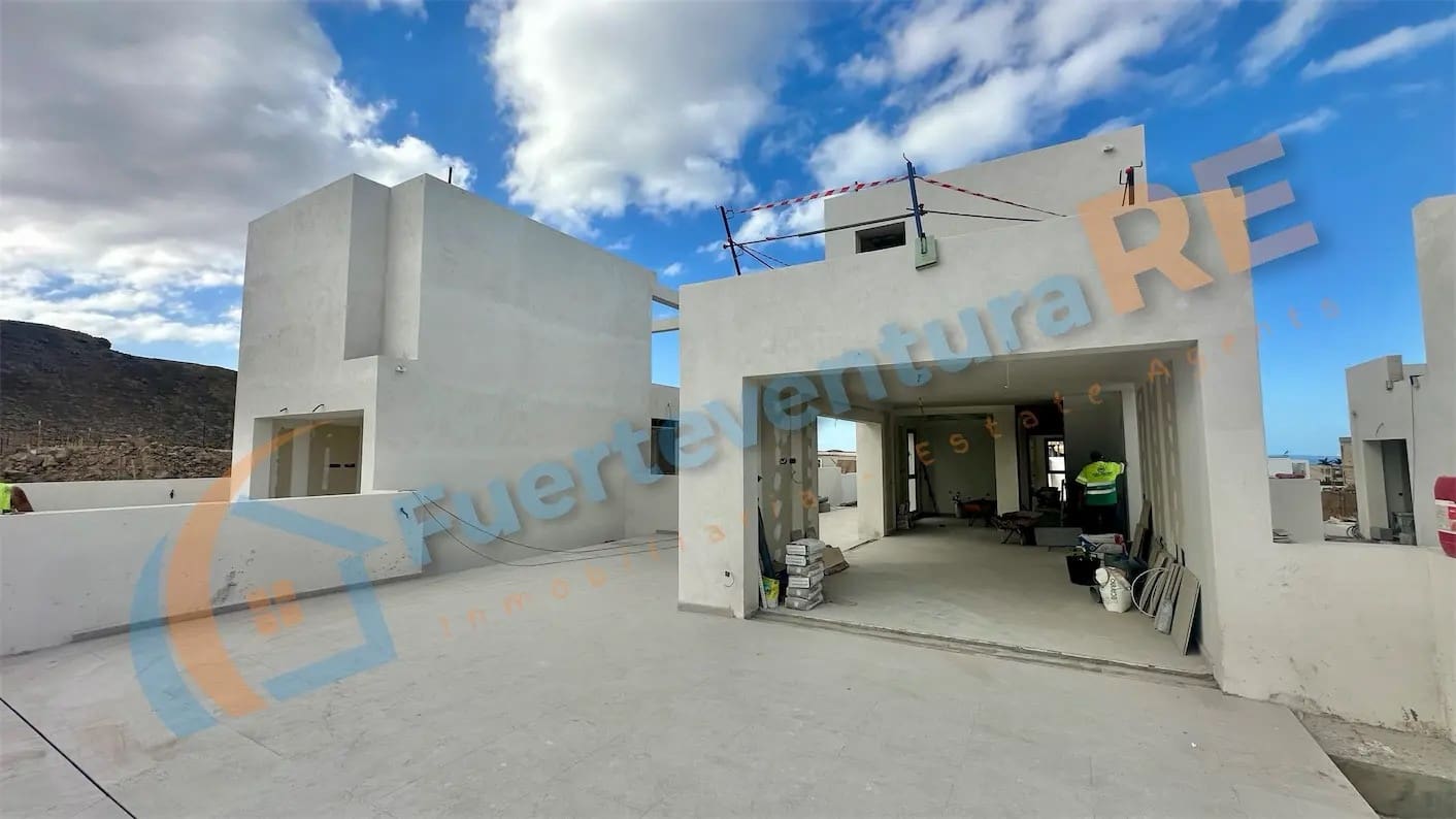 Chalet de 3 habitaciones en Corralejo en venta con piscina garaje - 520.000 € (Ref: 9388654)