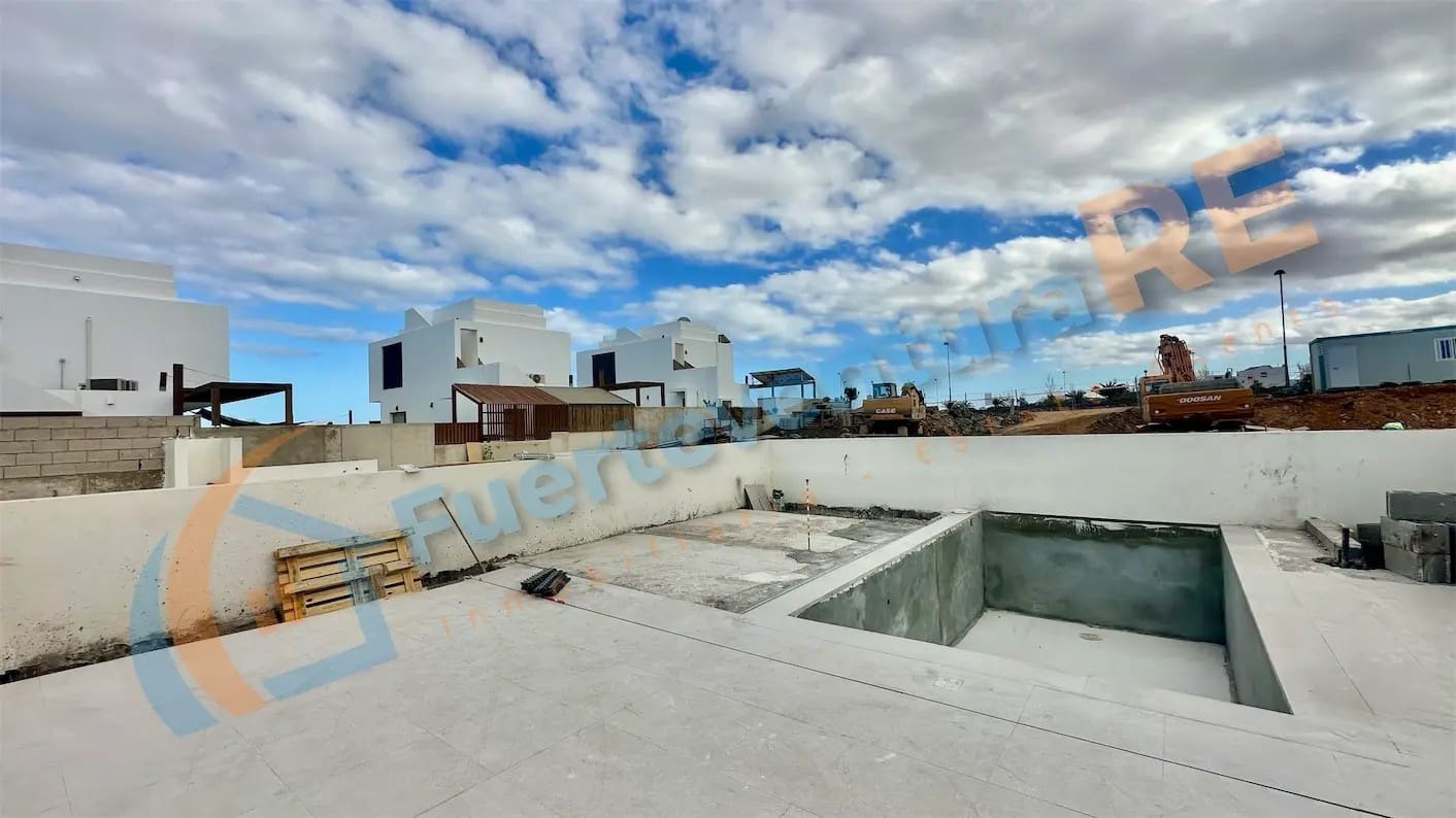 Chalet de 3 habitaciones en Corralejo en venta con piscina garaje - 520.000 € (Ref: 9388654)