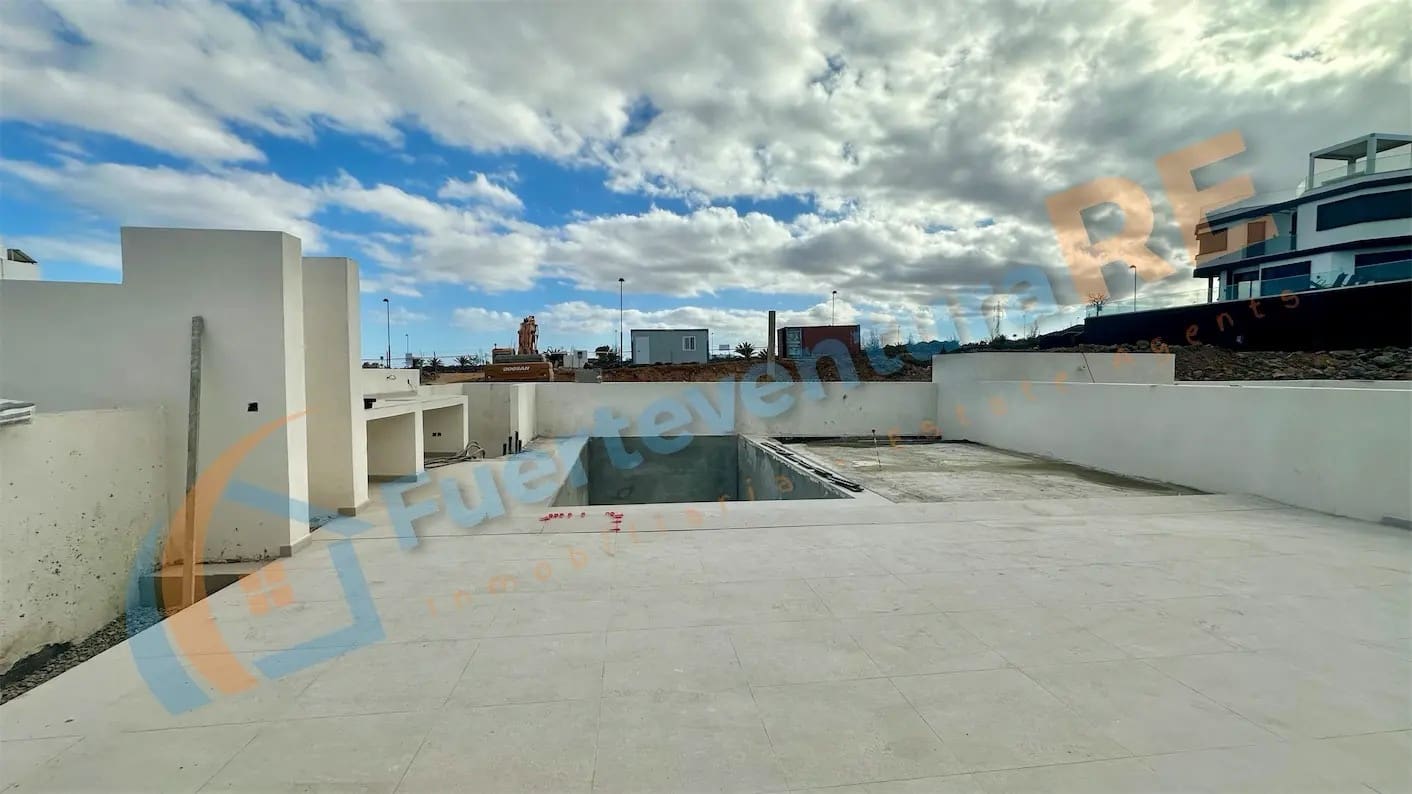 Chalet de 3 habitaciones en Corralejo en venta con piscina garaje - 520.000 € (Ref: 9388654)