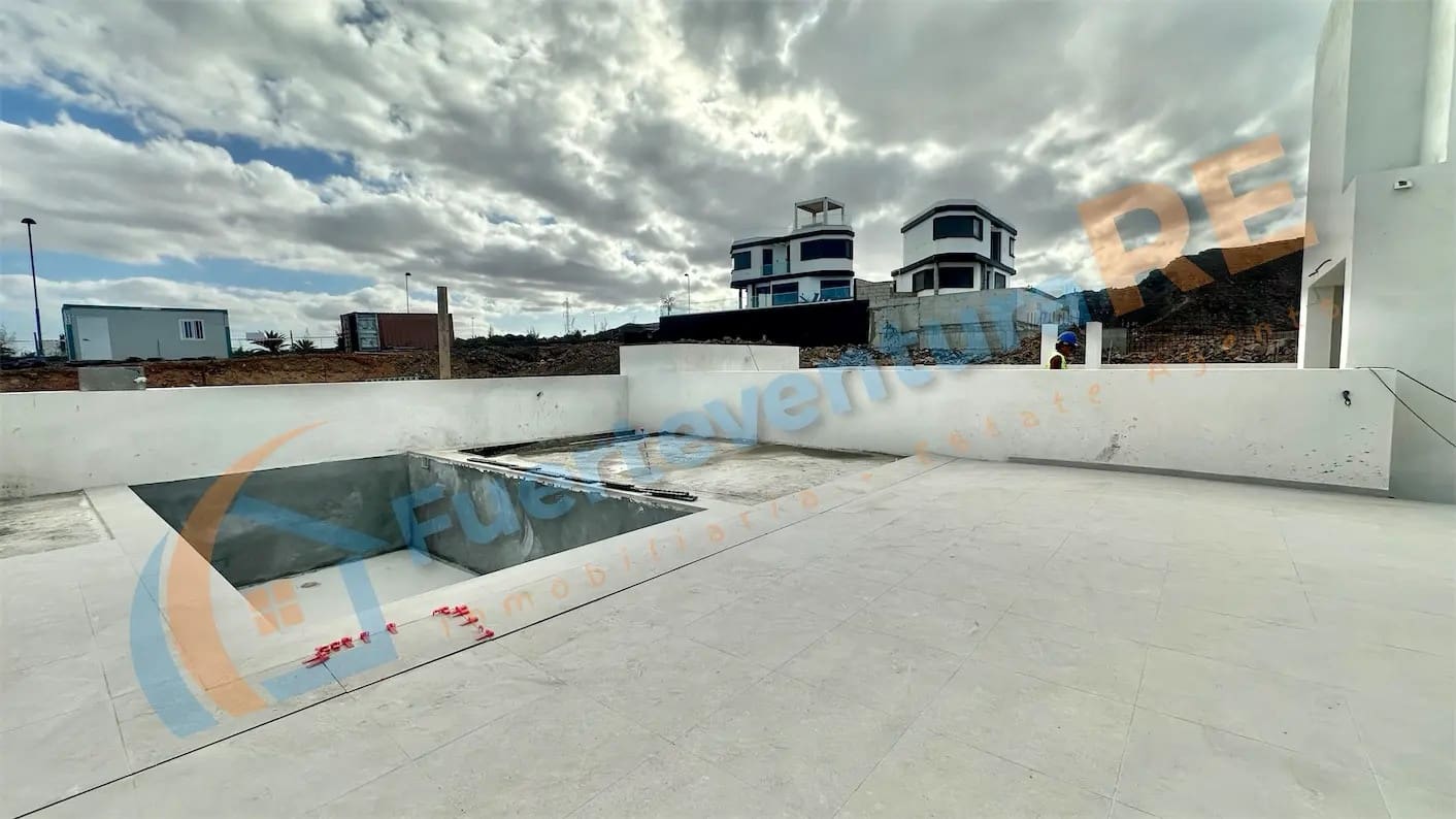 Chalet de 3 habitaciones en Corralejo en venta con piscina garaje - 520.000 € (Ref: 9388654)