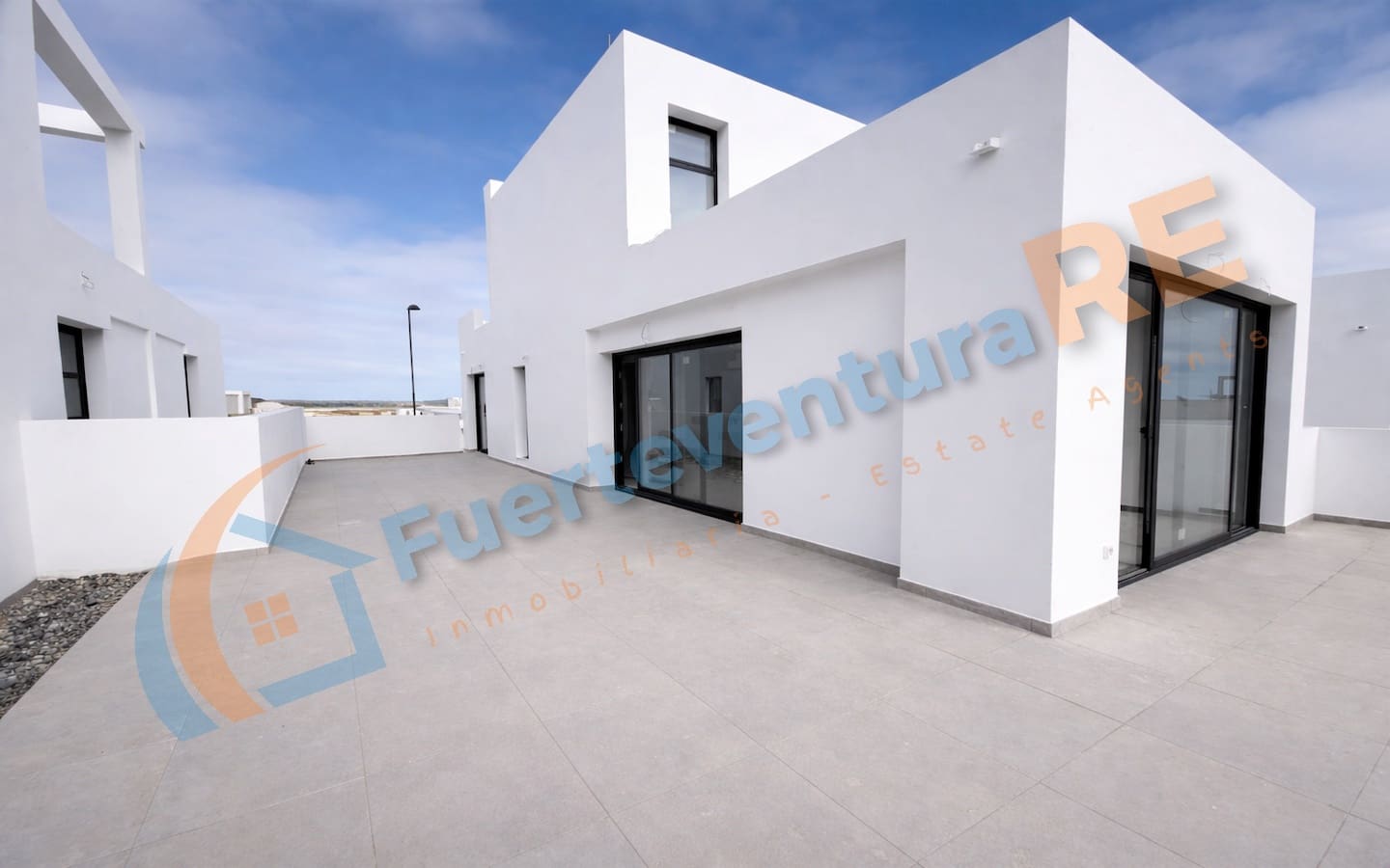3 bedroom Villa for sale in Corralejo with pool garage - € 520,000 (Ref: 9388654)