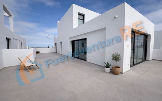 3 bedroom Villa for sale in Corralejo, La Oliva with pool garage - € 520,000 (Ref: 9388654)