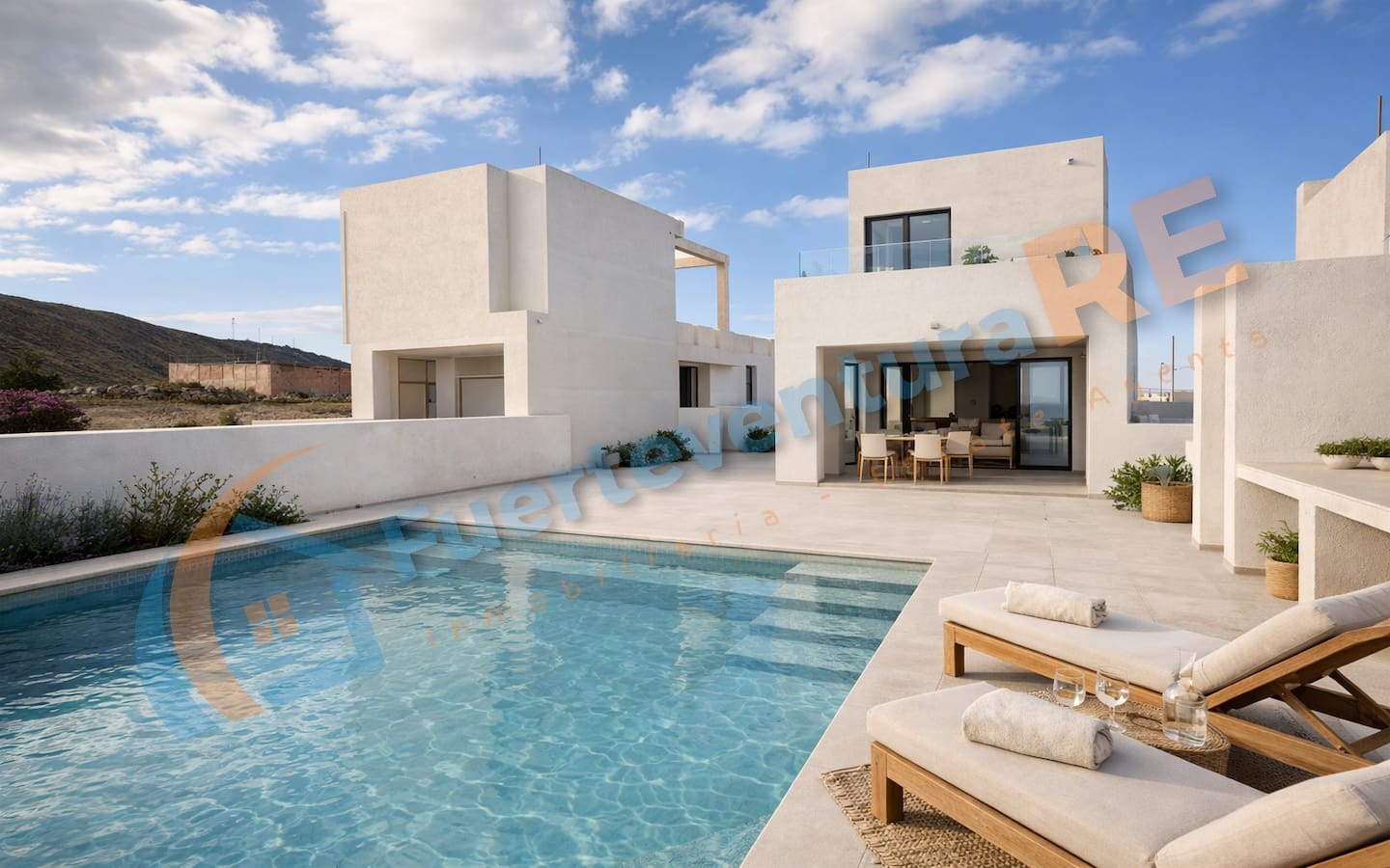 3 bedroom Villa for sale in Corralejo with pool garage - € 520,000 (Ref: 9388654)