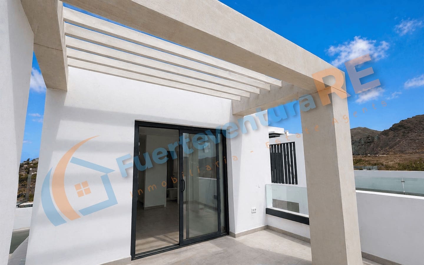 3 chambre Villa/Maison à vendre à Corralejo avec piscine garage - 520 000 € (Ref: 9388654)