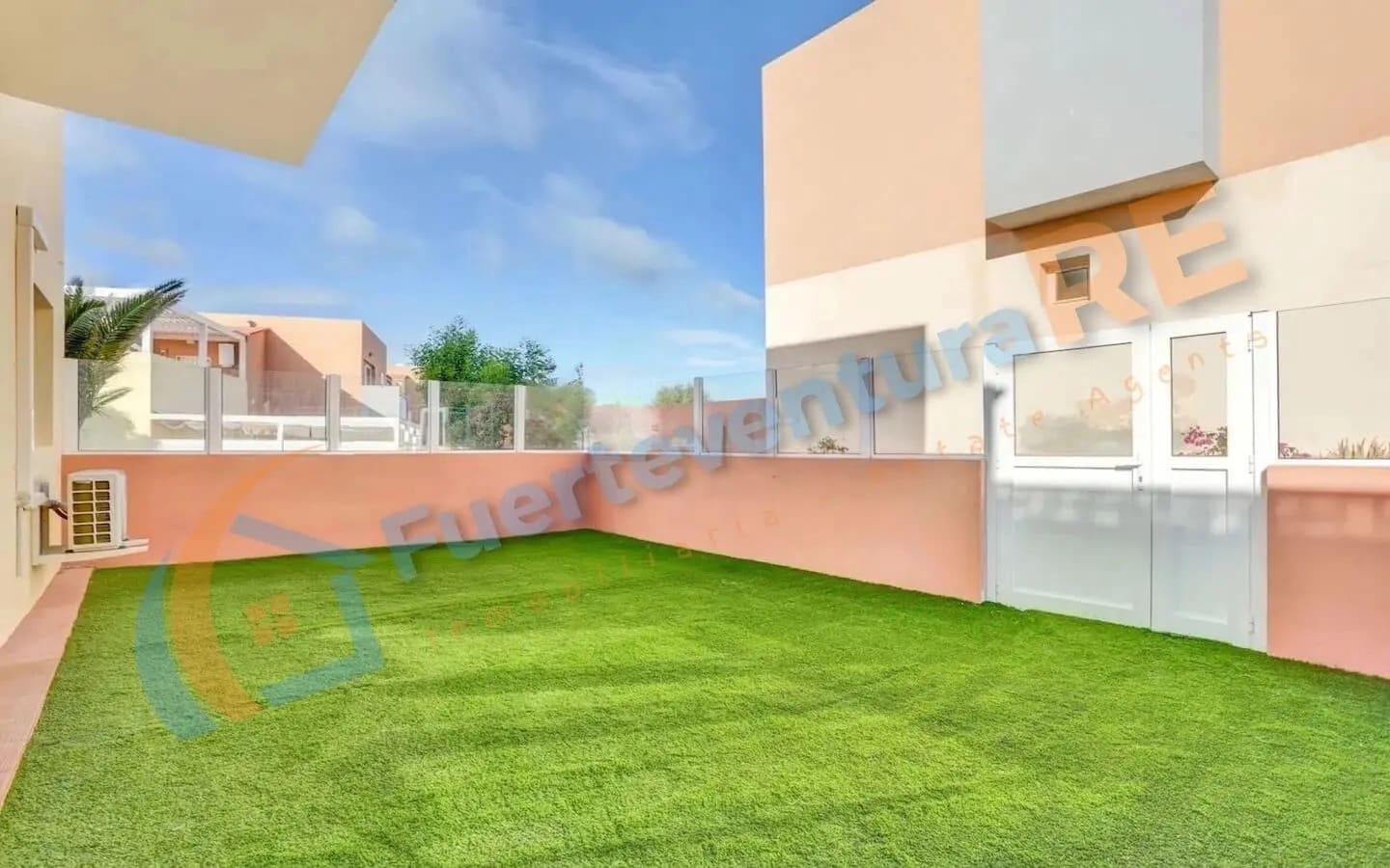 2 bedroom Apartment for sale in Corralejo with pool garage - € 255,000 (Ref: 9509441)