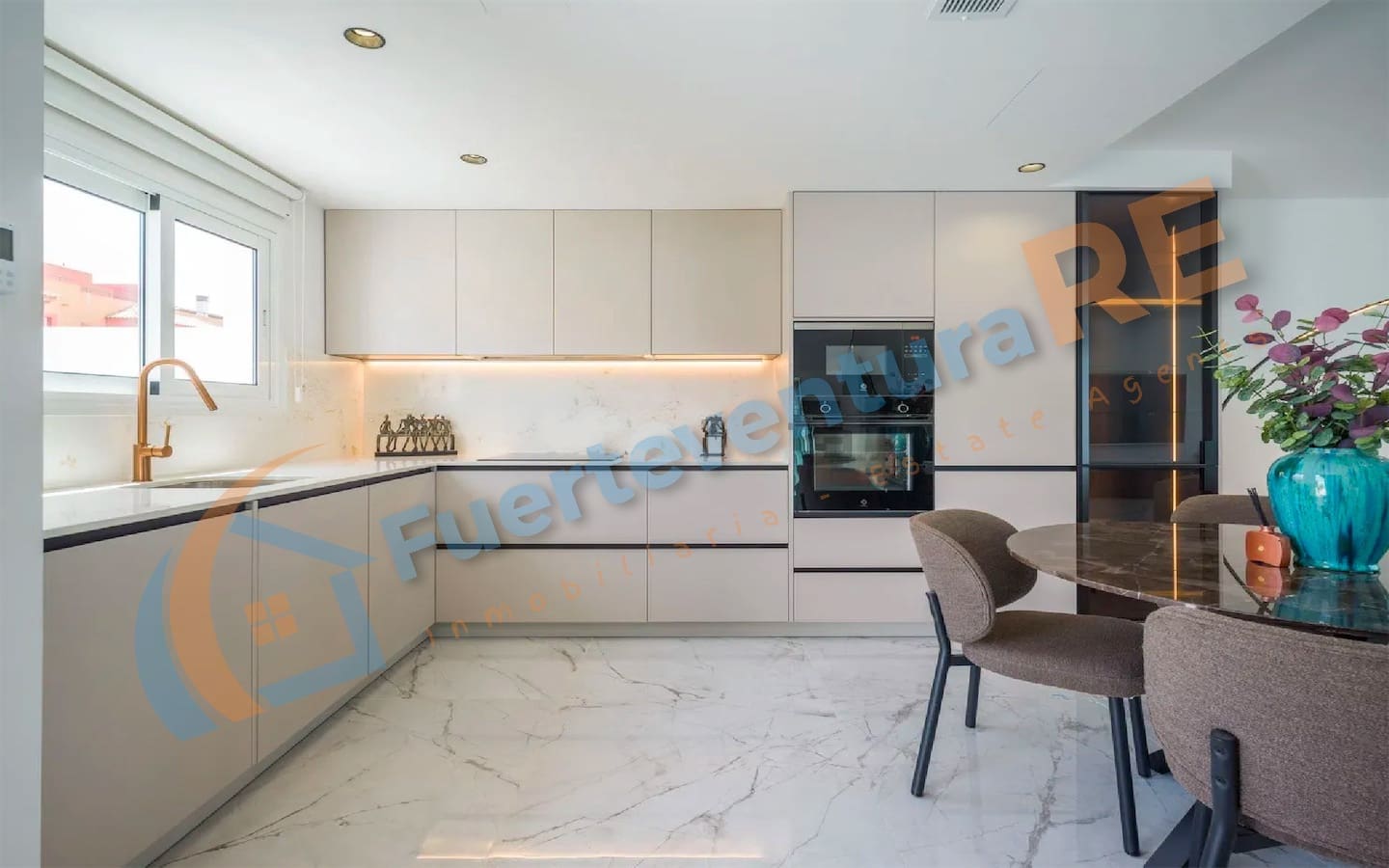 Casa de 3 habitaciones en Corralejo en venta con piscina garaje - 450.000 € (Ref: 9611823)