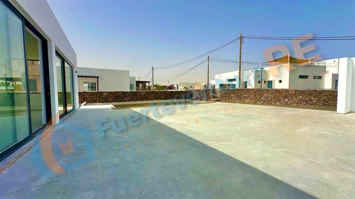 4 bedroom Villa for sale in Lajares with pool garage - € 670,000 (Ref: 9637207)