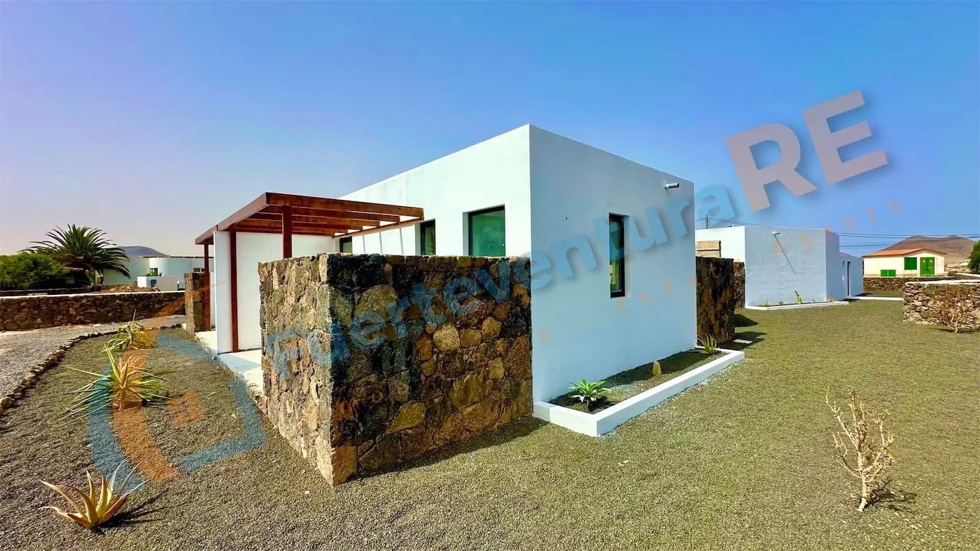 4 bedroom Villa for sale in Lajares with pool garage - € 670,000 (Ref: 9637207)