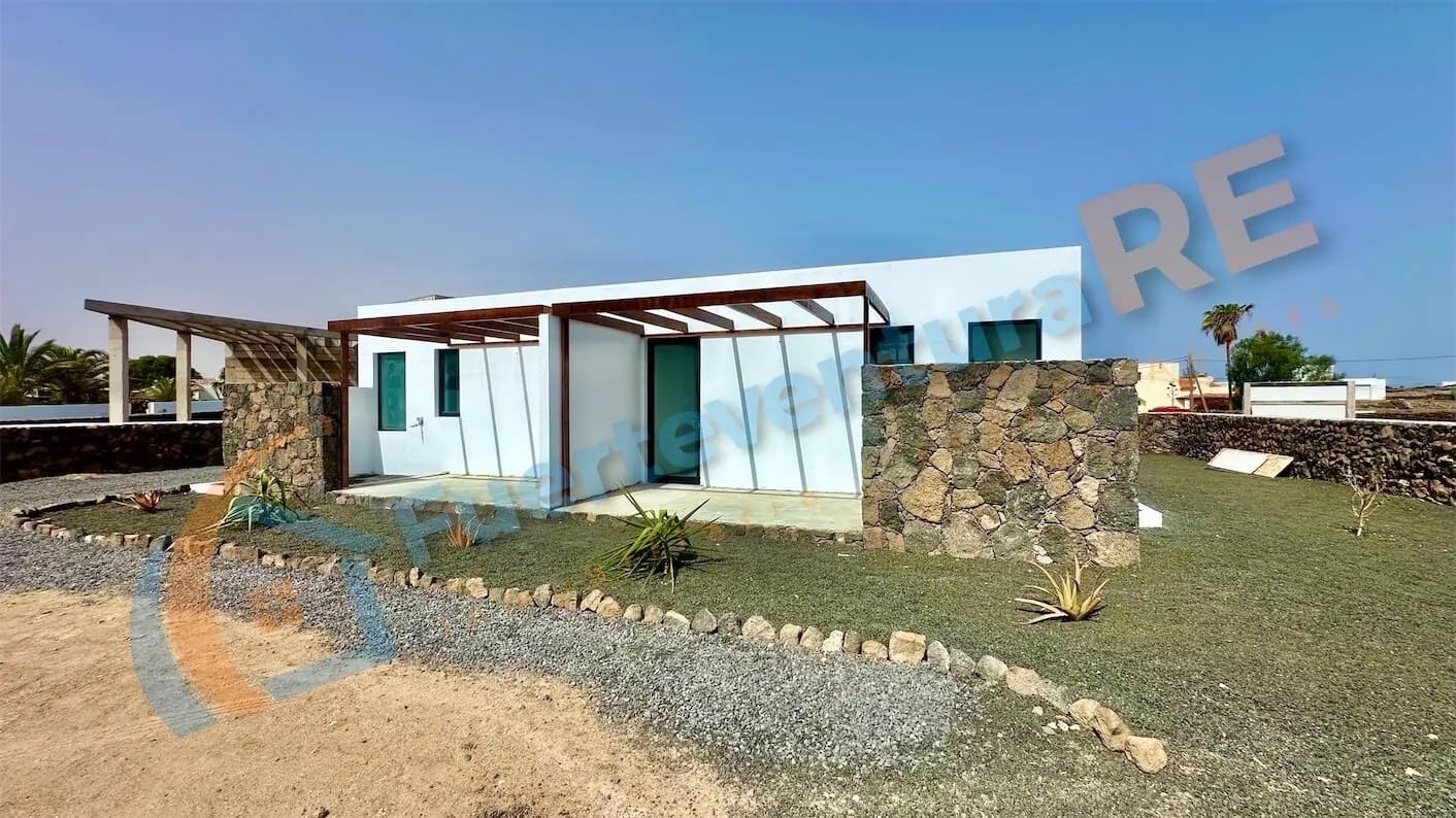 4 bedroom Villa for sale in Lajares with pool garage - € 670,000 (Ref: 9637207)