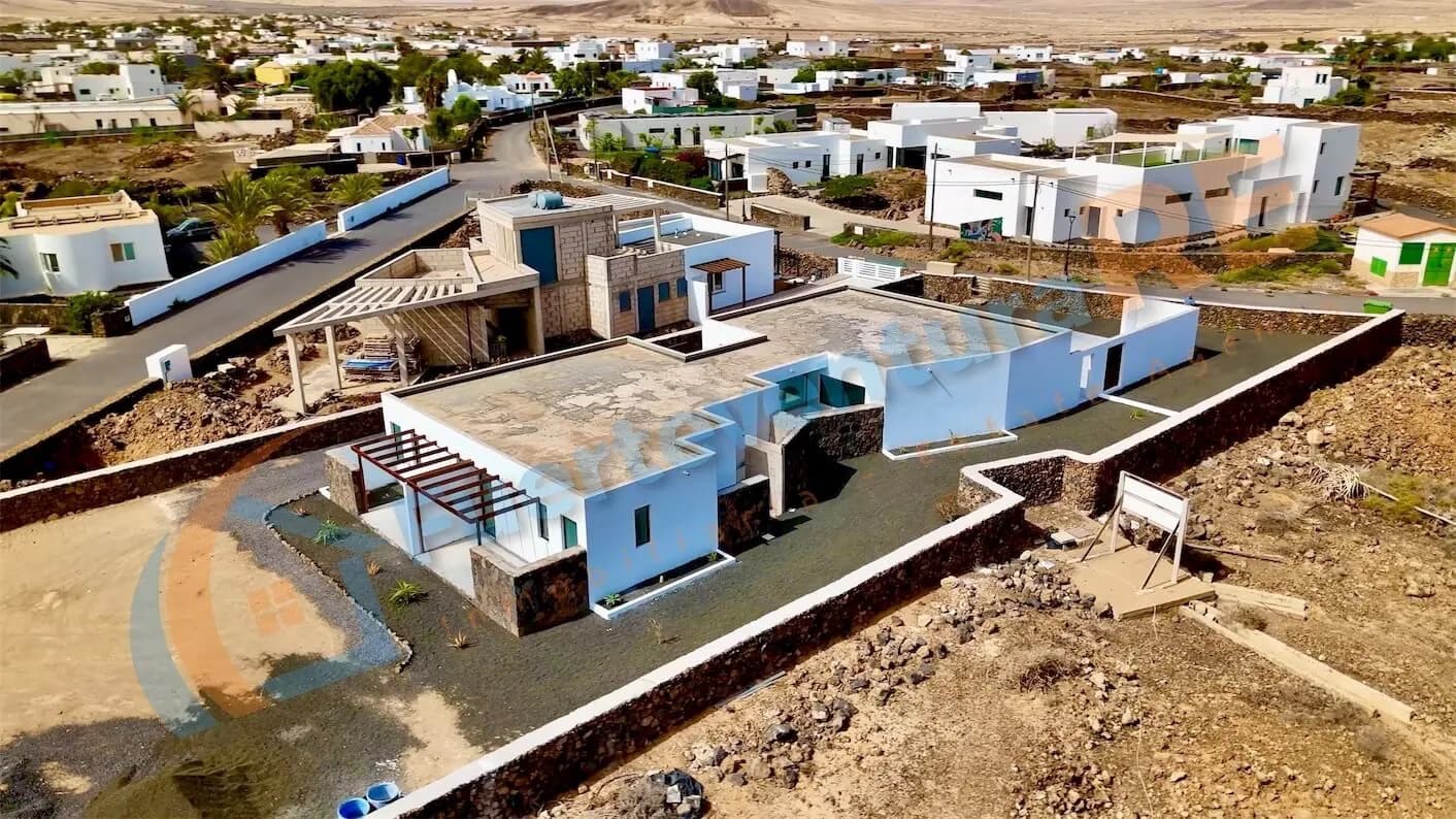 4 bedroom Villa for sale in Lajares with pool garage - € 670,000 (Ref: 9637207)