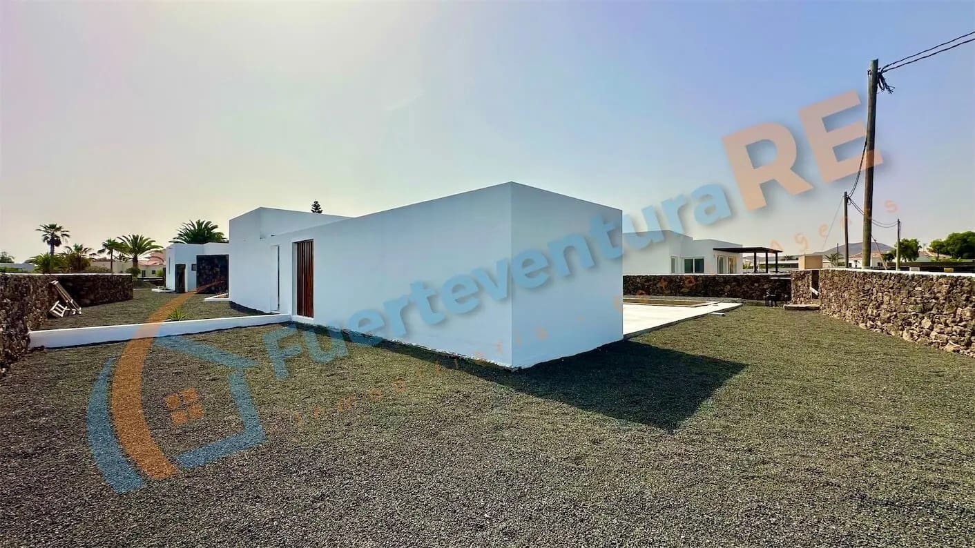 4 bedroom Villa for sale in Lajares with pool garage - € 670,000 (Ref: 9637207)