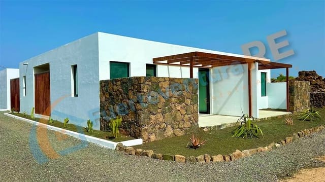 4 bedroom Villa for sale in Lajares, La Oliva with pool garage - € 670,000 (Ref: 9637207)