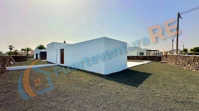 4 bedroom Villa for sale in Lajares, La Oliva with pool garage - € 670,000 (Ref: 9637207)