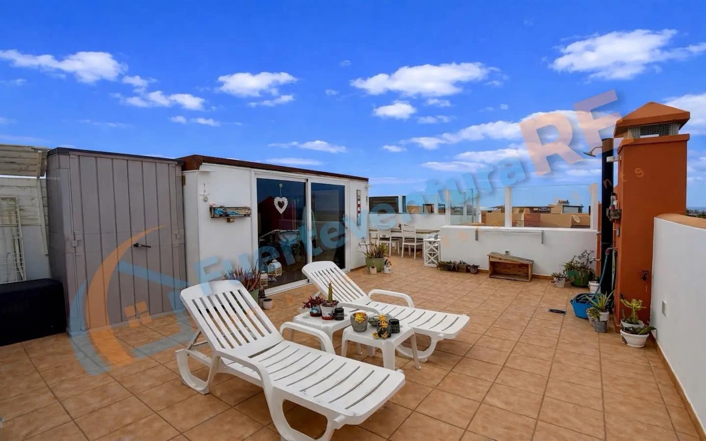 2 bedroom Penthouse for sale in Corralejo with pool garage - € 297,000 (Ref: 9729506)