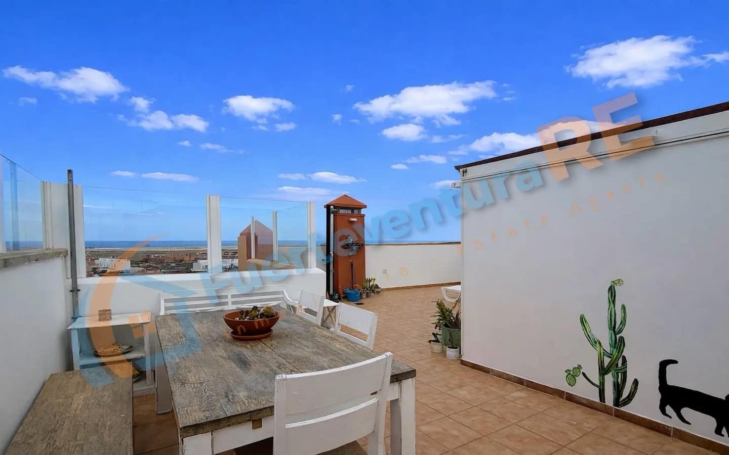 2 bedroom Penthouse for sale in Corralejo with pool garage - € 297,000 (Ref: 9729506)