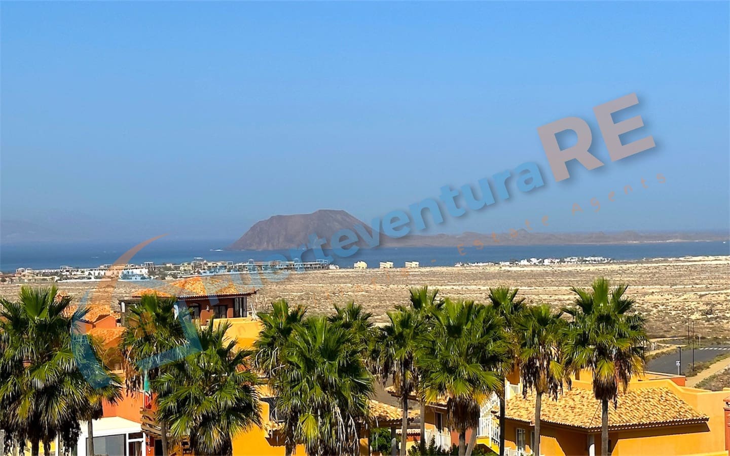 2 bedroom Penthouse for sale in Corralejo with pool garage - € 297,000 (Ref: 9729506)