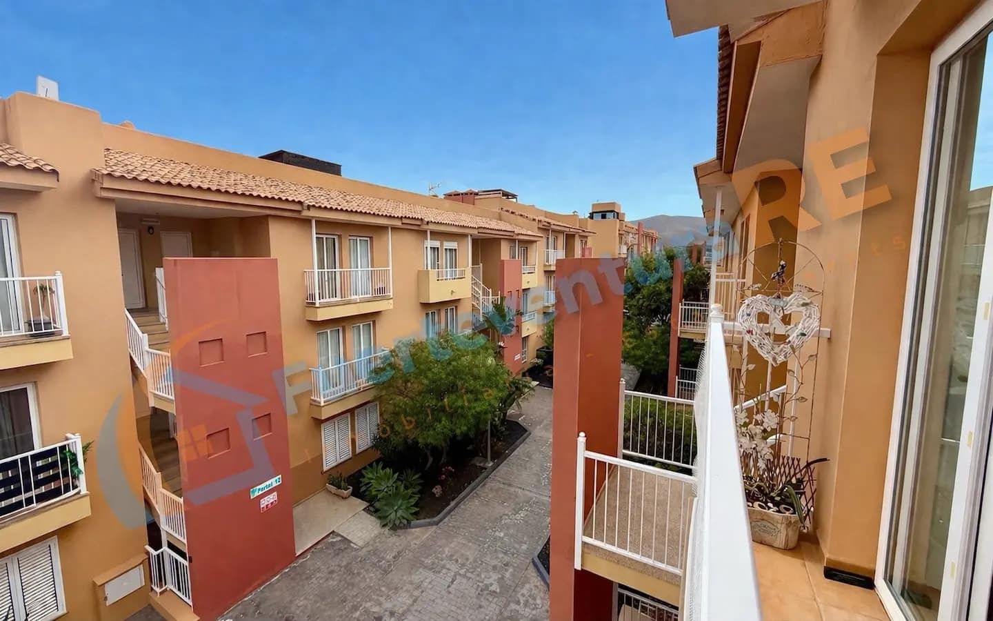 2 bedroom Penthouse for sale in Corralejo with pool garage - € 297,000 (Ref: 9729506)