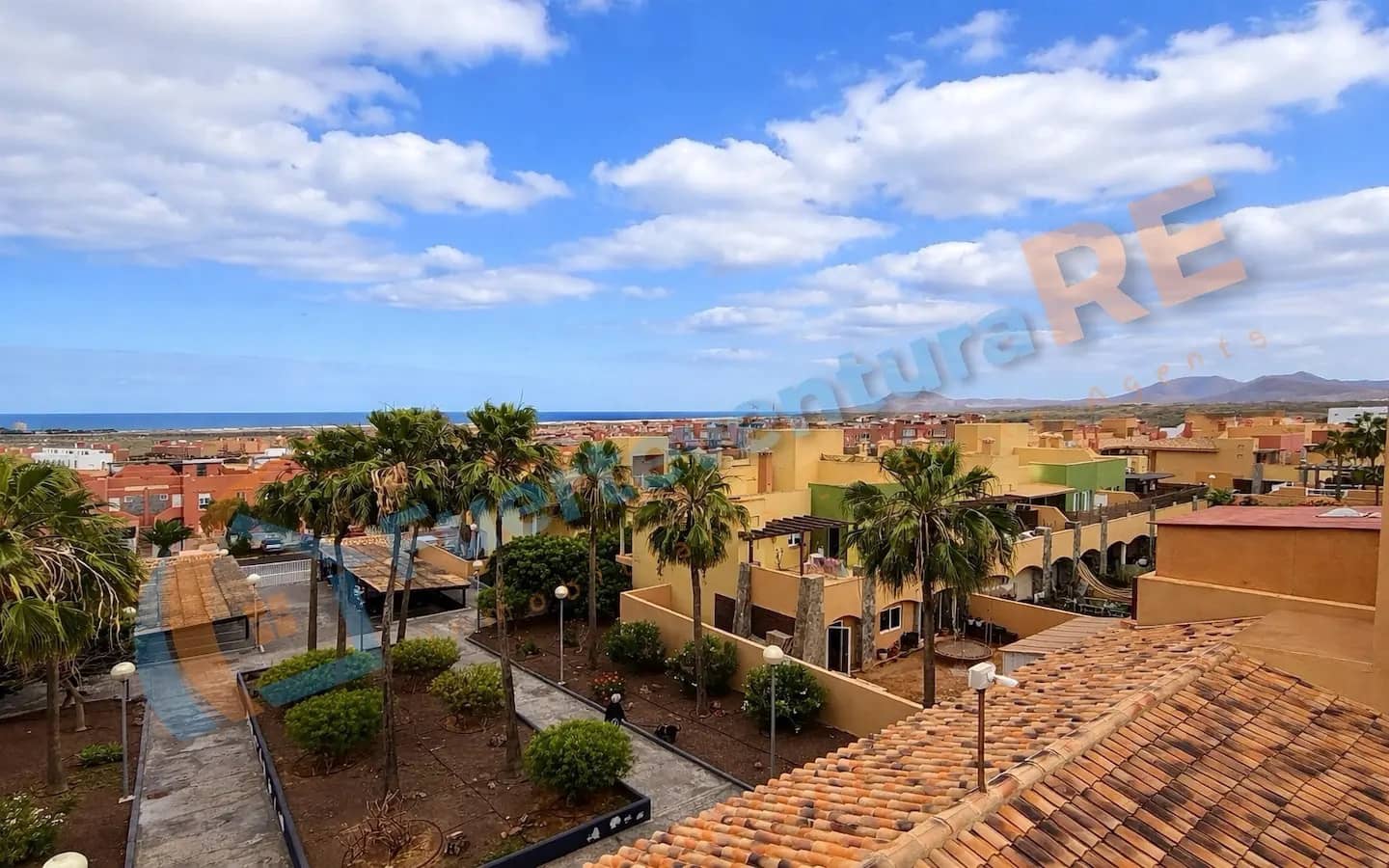 2 bedroom Penthouse for sale in Corralejo with pool garage - € 297,000 (Ref: 9729506)