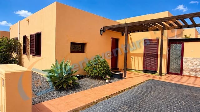2 chambre Villa/Maison à vendre à Tamaragua, La Oliva avec piscine garage - 280 000 € (Ref: 9839981)