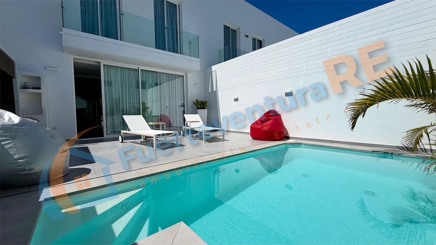 3 chambre Maison de Ville à vendre à Corralejo avec piscine garage - 449 000 € (Ref: 9899706)