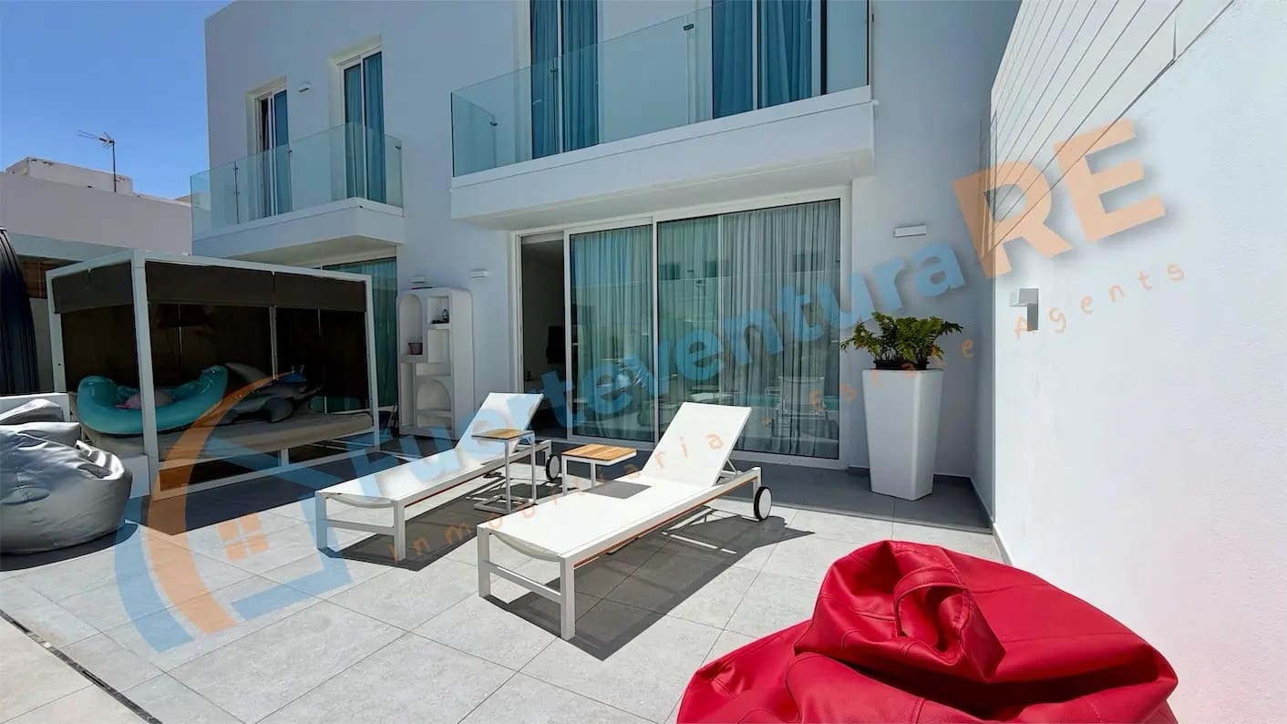 3 chambre Maison de Ville à vendre à Corralejo avec piscine garage - 449 000 € (Ref: 9899706)