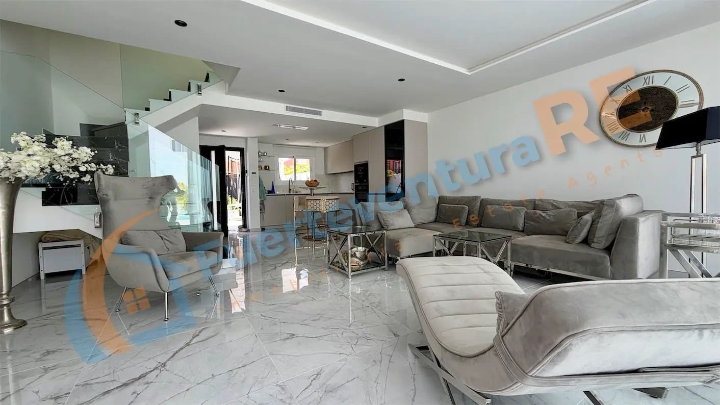 3 chambre Maison de Ville à vendre à Corralejo avec piscine garage - 449 000 € (Ref: 9899706)