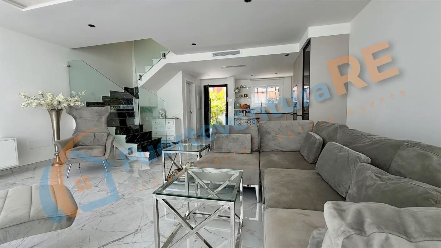 3 chambre Maison de Ville à vendre à Corralejo avec piscine garage - 449 000 € (Ref: 9899706)