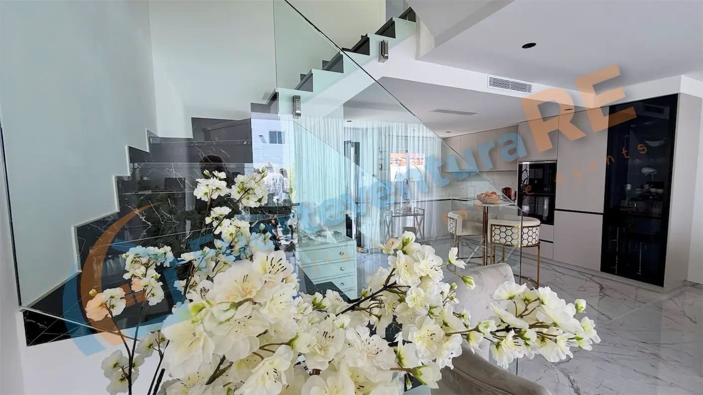 3 chambre Maison de Ville à vendre à Corralejo avec piscine garage - 449 000 € (Ref: 9899706)