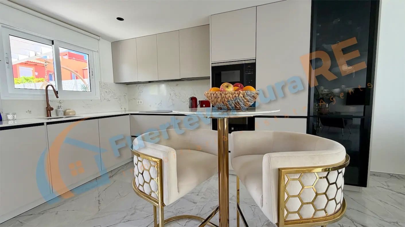 3 chambre Maison de Ville à vendre à Corralejo avec piscine garage - 449 000 € (Ref: 9899706)