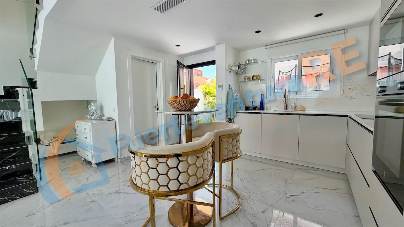 3 chambre Maison de Ville à vendre à Corralejo avec piscine garage - 449 000 € (Ref: 9899706)