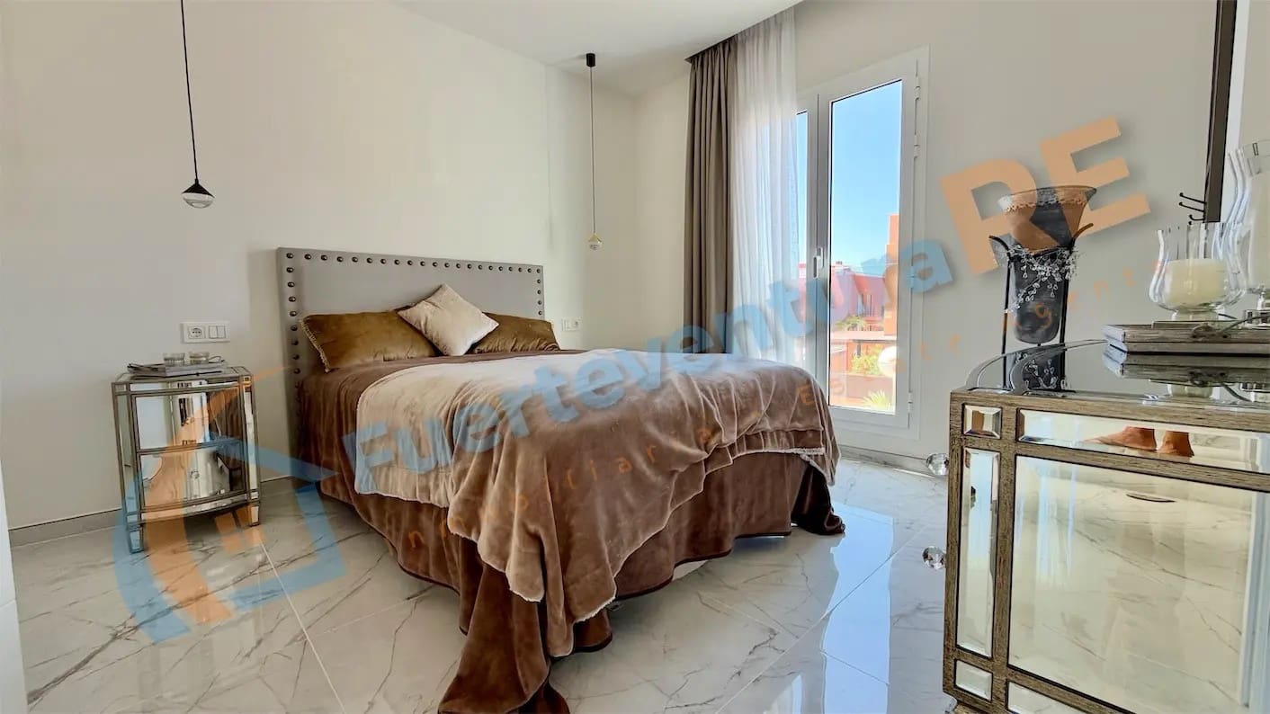 3 chambre Maison de Ville à vendre à Corralejo avec piscine garage - 449 000 € (Ref: 9899706)