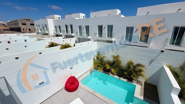 3 bedroom Townhouse for sale in Corralejo, La Oliva with pool garage - € 449,000 (Ref: 9899706)