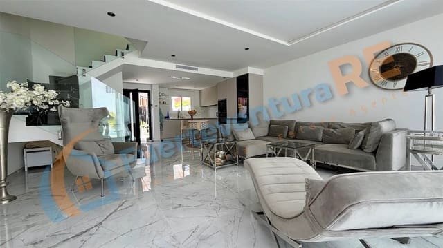 3 bedroom Townhouse for sale in Corralejo, La Oliva with pool garage - € 449,000 (Ref: 9899706)