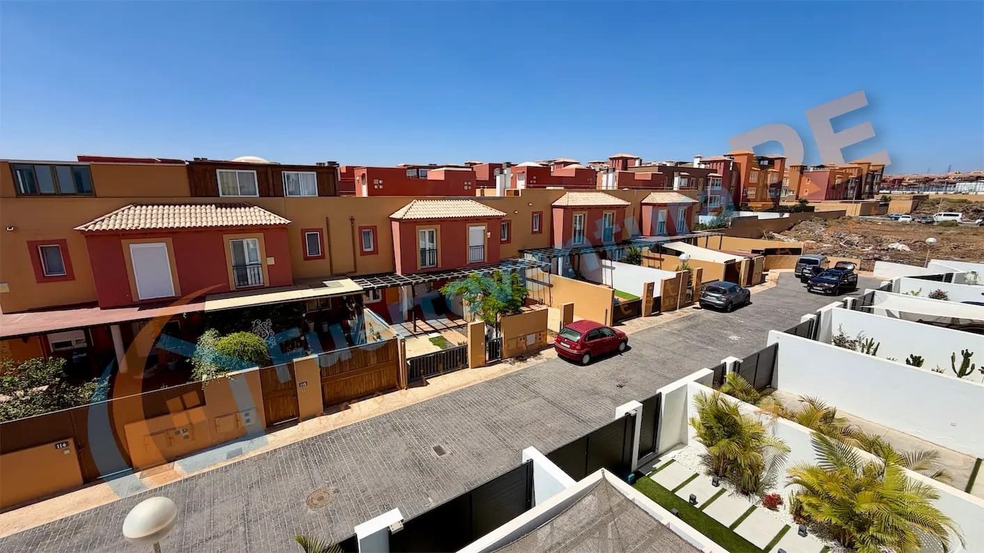 3 chambre Maison de Ville à vendre à Corralejo avec piscine garage - 449 000 € (Ref: 9899706)