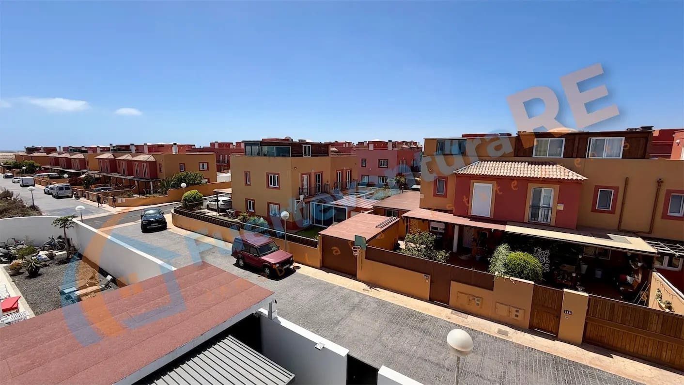 3 chambre Maison de Ville à vendre à Corralejo avec piscine garage - 449 000 € (Ref: 9899706)